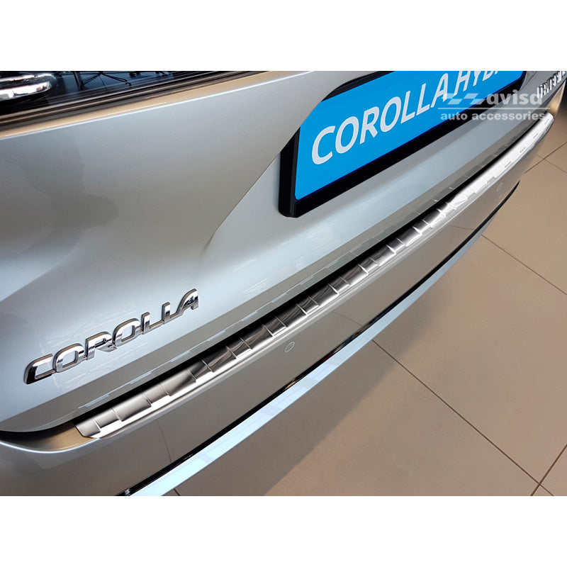 Avisa, takapuskurinsuoja, ruostumatonta terästä, sopii Toyota Corolla XII farmari 2019- (sis. GR Sport) & Suzuki Swace farmari 2020- 'Ribs'
