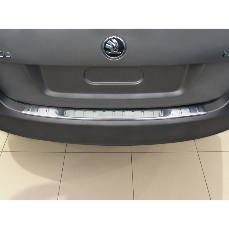 Avisa, takapuskurin suoja, ruostumaton teräs, sopii Skoda Fabia II Combi 2007- 'Ribs''