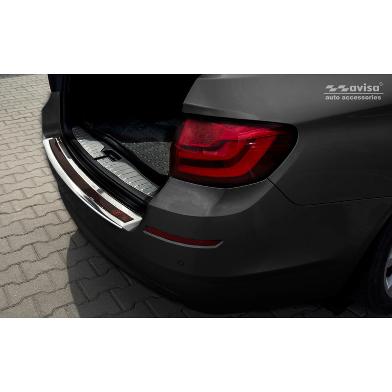 Avisa, takapuskurin suoja, DeLuxe, ruostumaton teräs, sopii BMW 5-Series F11 Touring 2010-2016 kromi/punamusta hiilikuitu
