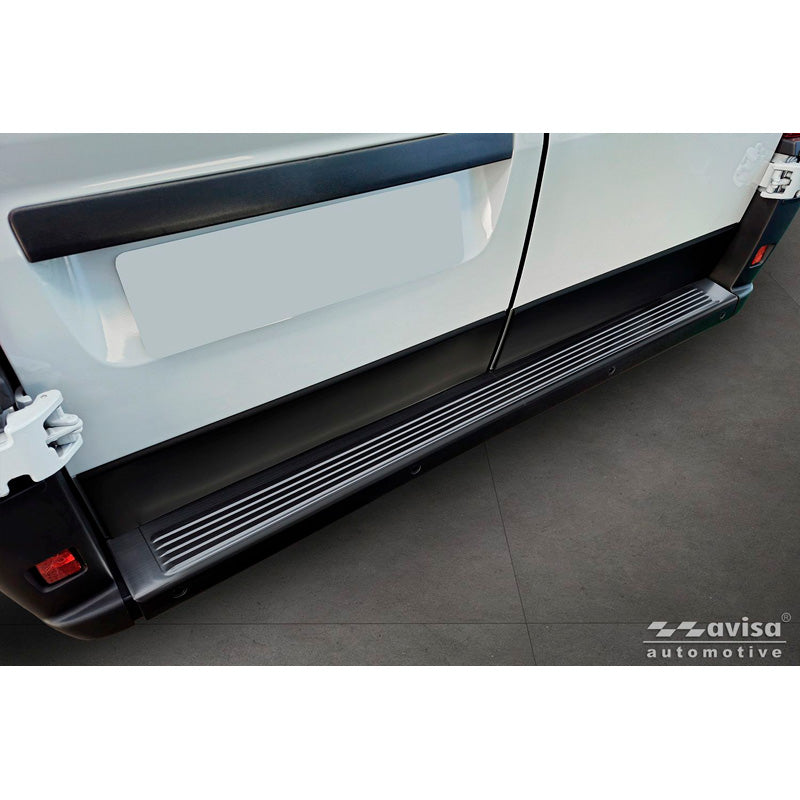 Avisa musta ruostumattomasta teräksestä valmistettu takapuskurin suoja sopii Fiat Ducato III Facelift 2023- / Opel Movano III Facelift 2023- / Toyota Proace Max 2024- 'Ribs' (2 osaa)