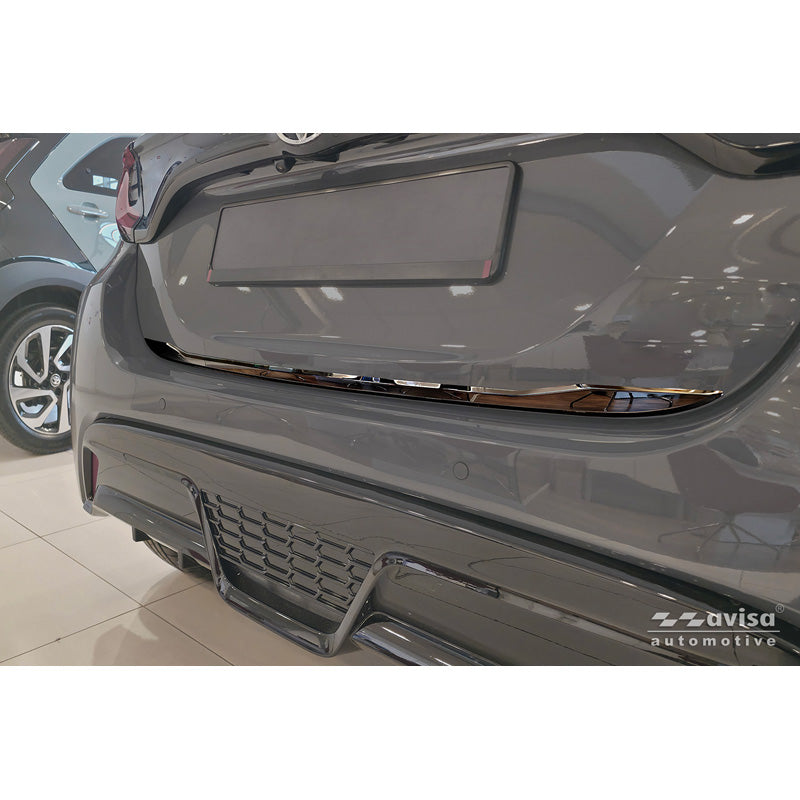 Avisa, takaluukun lista, mustaa kromattua ruostumatonta terästä, sopii Toyota Yarisiin (P21) (2020-2024) & Facelift (2024-)