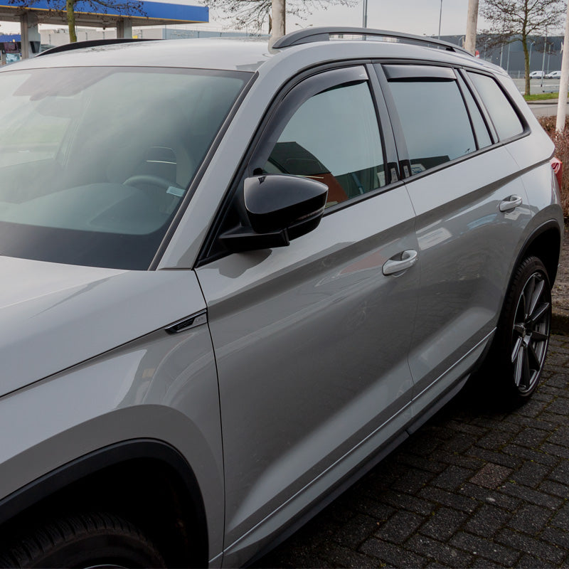 ClimAir, etuovien tuulisuojat, tummat, sopii Skoda Kodiaq 2017- (vain mustalla ikkunalistalla)