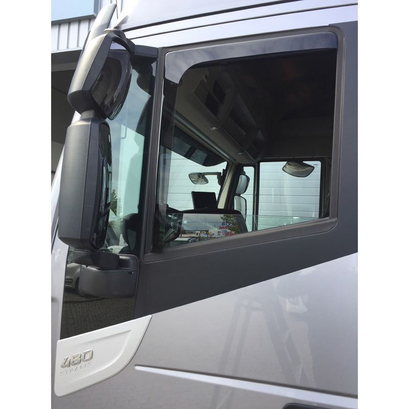 DGA, Vindafvisere, Røgfarvet, 2 stk., passer til Mercedes Actros (2012-) & Antos/Arocs (FD) (2013-) & Actros/E-Actros 5G MP5 (2024-)