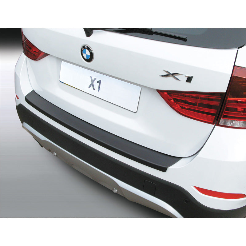 RGM, takapuskurin suoja, ABS-muovia, sopii BMW X1 Sport/X-Line 2012-2015 musta