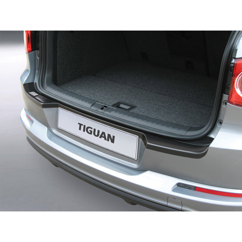 RGM, takapuskurin suoja, ABS-muovia, sopii Volkswagen Tiguan 4x4 2007-2016 (tehtaalla asennetulla vetokoukulla varustettuihin malleihin) musta
